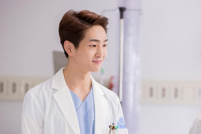 Trong Hậu duệ mặt trời, nhân vật của Onew là Lee Chi Hoon – một bác sĩ thực tập trẻ xuất thân từ gia đình quyền lực, vai vế trong xã hội. Lee Chi Hoon không hề giấu lợi thế gia đình và luôn cố gắng trở thành bác sĩ thực thụ. Từ khi phim lên sóng, vai diễn của thành viên SHINee với tính cách thân thiện luôn mang đến không khí vui tươi cho bộ phim.