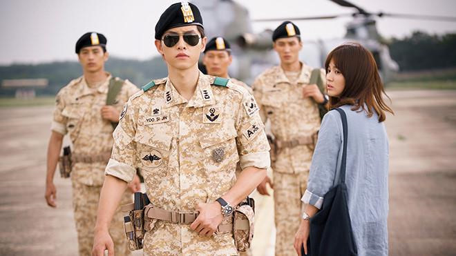 Vào vai đại úy Yoo Shi Jin trong Hậu duệ mặt trời, nam diễn viên Song Joong Ki khiến bao trái tim của khán giả nữ phải thổn thức bởi vẻ đẹp trai, thư sinh và tài giỏi của anh. Đây là vai diễn đánh dấu sự trở lại của tài tử xứ Hàn sau 2 năm vắng bóng để hoàn thành nghĩa vụ quân sự.