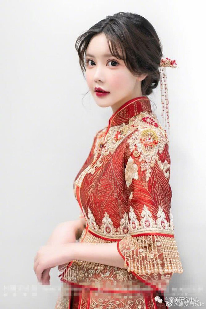 Hot girl sinh năm 1999 luôn xuất hiện với gương mặt được trang điểm kỹ càng và sử dụng các phần mềm chỉnh sửa trong những bức hình trên trang cá nhân. Tuy nhiên, sau khi loạt hình đám cưới được chia sẻ, có lẽ hình ảnh của An Nhiễm và dàn phù dâu hot girl đã không còn được lung linh trong lòng nhiều dân mạng.