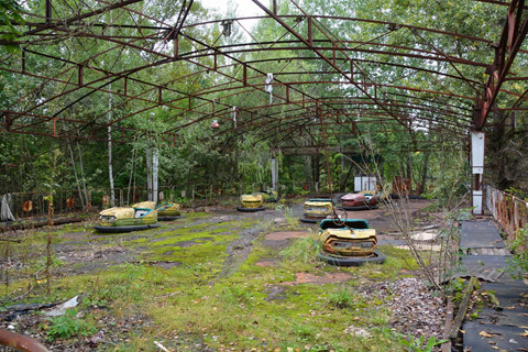 Các trang tư vấn du lịch đều khuyến cáo khách di tour Chernobyl nên đem theo máy đo mức độ phóng xạ kiểm soát tình hình an toàn khi đi vào những vùng cách ly. Những tour du lịch trọn gói thường bán máy đo phóng xạ với giá khoảng 10 USD cho du khách ghé Pripyat. Ảnh: Shutterstock.