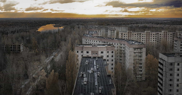 Vụ nổ lò phản ứng tại nhà máy điện hạt nhân Chernobyl (Ukraine) vào tháng 4/1986 đã để lại vết sẹo lớn cho thành phố Pripyat suốt hơn 30 năm qua. Thảm họa hạt nhân kinh hoàng từng biến nơi đây trở thành miền đất chết khi toàn bộ cư dân được di tán và tái định cư, thành phố bị bỏ hoang vì nhiễm phóng xạ cao. Ảnh: Shuttertock.