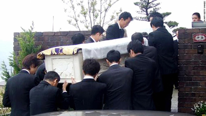 Đám tang ông Icho Ito, thị trưởng thành phố Nagasaki ngày 18.4.2007. Một kẻ thuộc tổ chức Yamaguchi-gumi bắn chết Ito. Ảnh: Getty.