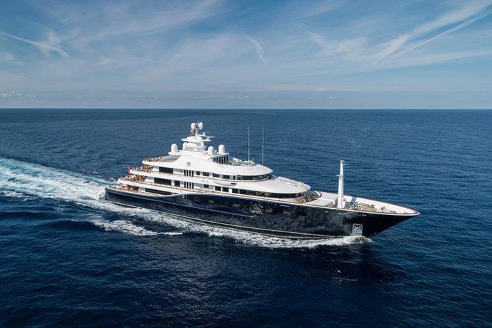 Con tàu Aquila thuộc sở hữu của người thừa kế Walmart, Ann Walton Kroenke, cũng được cả SuperYachFan và GT Spirit định giá 150 triệu USD.