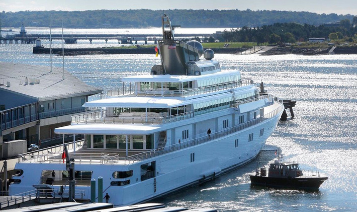 Ông trùm điện ảnh, nhà sản xuất và giám đốc điều hành hãng phim David Geffen là chủ sở hữu của siêu du thuyền Rising Sun này. Theo Club Yacht, chi phí để đóng chiếc du thuyền này là 200 triệu USD. Tuy nhiên, giá trị thực của nó vào khoảng 300 triệu USD. Ảnh: Portland Pres Herald/Getty.