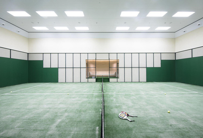 Điểm nhấn đặc biệt của con thuyền là phòng chơi tennis dài 20 m, rộng 10 m và cao 6,7 m. Nơi đây cũng có thể biến thành phòng tập gym cho chủ sở hữu và thủy thủ đoàn. Ảnh: Yachtharbour.