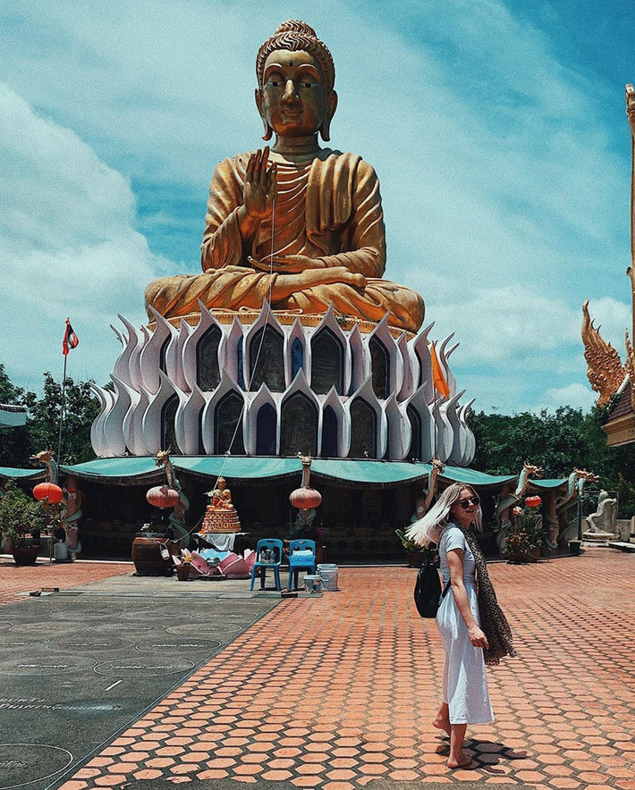 Theo This Is Colossal, chuyên trang về thiết kế, nghệ thuật... kiến trúc kỳ dị của ngôi chùa là ý tưởng của một tu sĩ Phật giáo. Vị tu sĩ này đã suy nghĩ suốt một tuần và sau khi ngồi thiền, hình ảnh ngôi chùa đã nảy sinh trong suy nghĩ của ông. Ảnh: Eaindray_zee, Caylarichmond.
