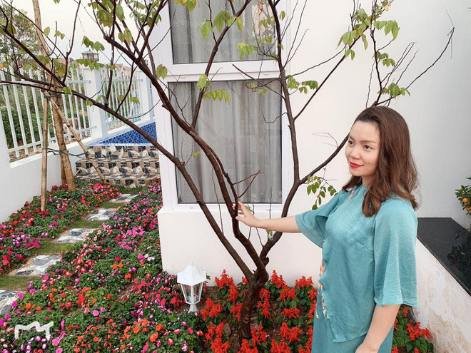 Rất nhiều hoa được trồng phía ngoài để trang trí cho căn biệt thự thêm phần sinh động.