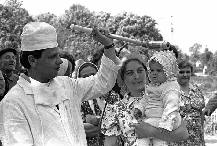 Bác sĩ kiểm tra mức độ nhiễm phóng xạ cho một em bé ở làng Kopylovo, gần Kiev ngày 9/5/1986.