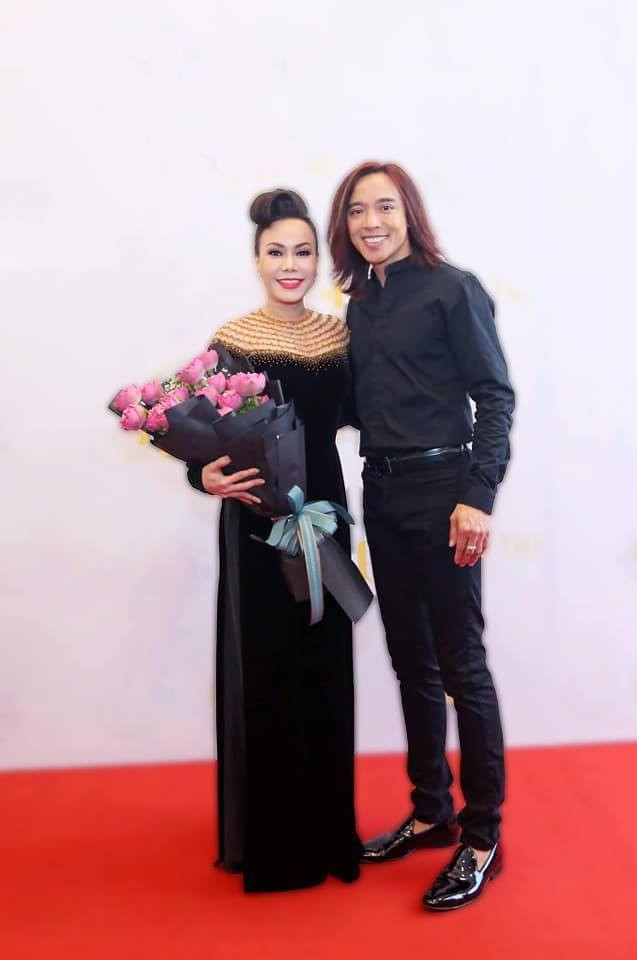 Ông xã Việt Hương là nhạc sĩ Hoài Phương, sinh năm 1971 hơn vợ 5 tuổi. Anh là người chồng thứ hai của nữ danh hài sau cuộc hôn nhân không trọn vẹn trước đó. Ít ai biết rằng, ông xã là người tán tỉnh Việt Hương trước, sau nhiều lần bày tỏ tình cảm với quãng thời gian khá dài Việt Hương mới tự tin đồng ý xây dựng gia đình một lần nữa vào năm 2007.