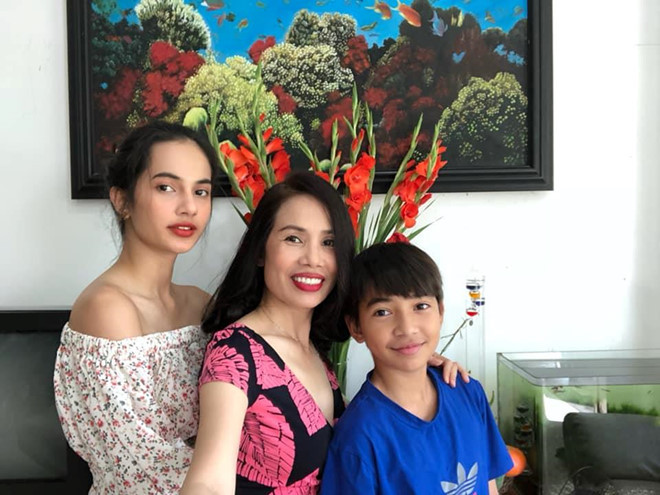 Emma Lê (sinh năm 2000) có cha là người Tây Ban Nha và mẹ là người Việt - diễn viên Lê Hóa (từng tham gia phim Bỗng dưng muốn khóc). 10X đang là sinh viên ĐH Quốc tế, ĐH Quốc gia TP.HCM. Ngoài việc học, cô còn tham gia làm mẫu ảnh, đóng MV. Cô từng xuất hiện trong MV Đã đến lúc của Soobin Hoàng Sơn được dân mạng khen ngợi về nhan sắc.