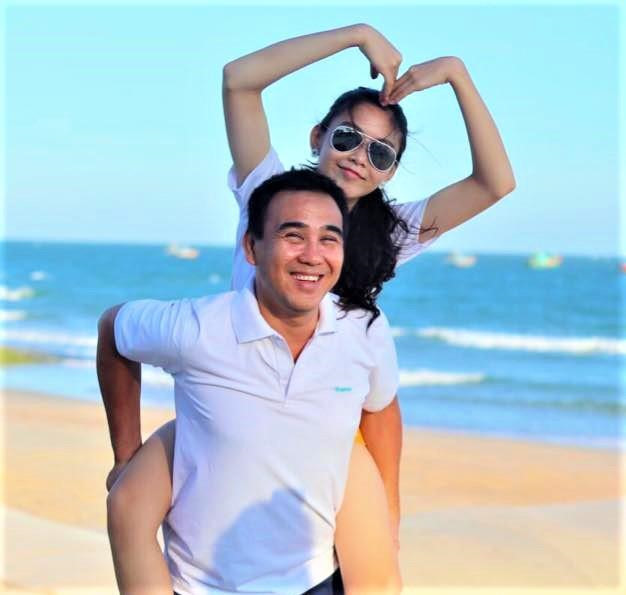 Mai Thảo Linh (biệt danh Lọ Lem) là con gái lớn của nghệ sĩ Quyền Linh và doanh nhân Dạ Thảo. Vừa bước qua tuổi 14, Thảo Linh đã có chiều cao vượt trội lên đến 1,70 m.