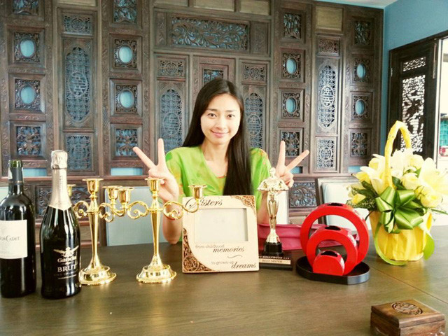 Dù người đẹp kín đáo không phô trương chia sẻ chi tiết bề thế toàn ngôi nhà bên ngoài cũng như nội thất bên trong nhưng nhìn những hoa vặn hoá tiết cùng cách bài trí nhỏ cũng đủ cho thấy ngôi nhà sang trọng, chủ nhân có con mắt lựa chọn tinh tế đến nhường nào.