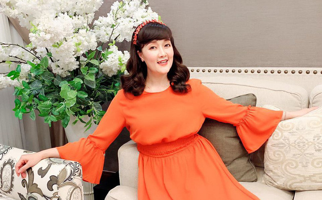 Nữ nghệ sĩ Vân Dung mua hai căn hộ liền kề trong một khu chung cư cao cấp ở Hà Nội. Một căn chị tặng bố mẹ ruột. Căn còn là nơi chị và con trai sinh sống. Màu sắc chủ đạo trong căn hộ của "Táo Y tế" là màu trắng. Một góc trong phòng ăn của nữ nghệ sĩ. Vân Dung thường trang trí tỉ mỉ cho từng góc nhà. Phòng khách thường được Vân Dung trang điểm bằng những bình hoa rất đẹp. Bộ sofa lớn đặt trong phòng khách.