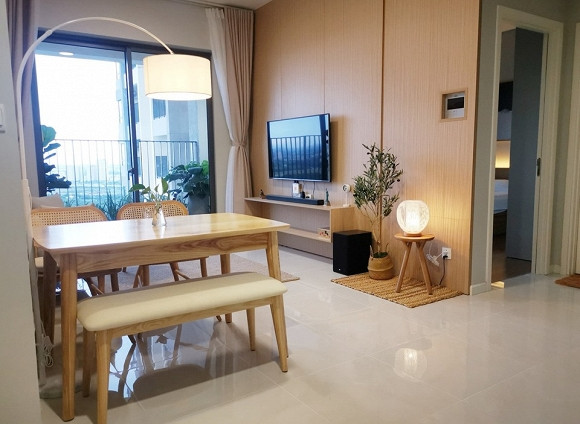 Sau khi rao bán căn hộ cũ, Hoa hậu Trần Thị Quỳnh đã đến sống ở căn hộ mới rộng rãi và thoáng mát hơn. "Năm nay mình ưa cây cối, cỏ dại nên nhà toàn sắm mấy cây lá nhỏ. Cuối cùng sau 2 tuần thì nhà cửa xong xuôi rồi. Quay lại với công việc, học tập và chăm sóc bản thân nhiều hơn nào. Mọi thứ hoàn thành được sớm là nhờ sự kỹ tính đến tài hoa của Lâm", người đẹp chia sẻ.