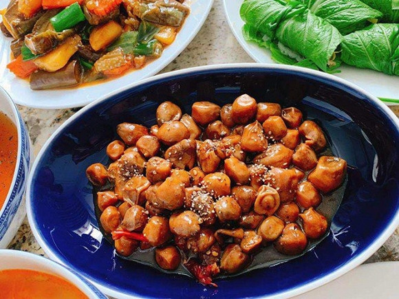Những món ăn ngon trên mâm cơm của gia đình Đăng Khôi.