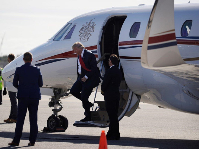 Ông Trump sở hữu một chiếc máy bay Cessna, giá bán mới vào khoảng 15,3 triệu USD. Ảnh: AP.