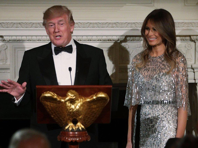 Đệ nhất phu nhân Melania Trump sở hữu một kho đồ hàng hiệu xa xỉ khổng lồ. Bà từng diện váy Givenchy giá 2.095 USD hay váy đính sequin Monique Lhuillier giá 7.995 USD. Có lần bà xuất hiện với chiếc áo khoác Dolce & Gabbana giá 52.000 USD. Ảnh: Getty Images.