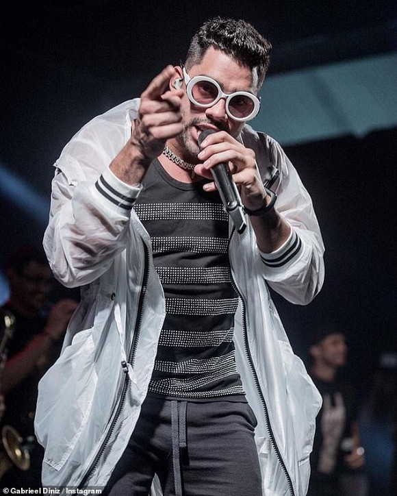 Latin Gabriel Diniz, 28 tuổi, là một ca sĩ nổi tiếng ở Brazil và được khán giả nước này yêu thích với bản hit "Jenifer" đã qua đời vào hôm thứ hai vừa qua. Theo đó, khi di chuyển đến bữa tiệc sinh nhật lần thứ 25 của bạn gái bằng máy bay, nam ca sĩ đã gặp nạn khi máy bay bất ngờ lao thẳng xuống đất.