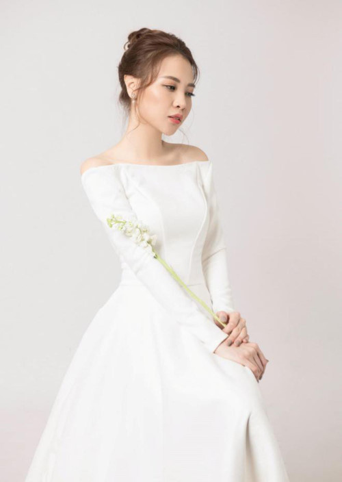 Cặp đôi cũng từng khiến fan xuýt xoa khi chia sẻ ảnh cưới. Trong ảnh, Đàm Thu Trang diện váy cưới màu trắng tinh khôi, khéo léo khoe vai thanh mảnh cùng tấm lưng trần quyến rũ tình tứ bên Cường Đô la diện vest đen, toát lên vẻ lịch lãm.