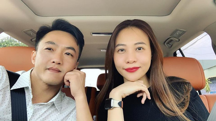 Tình yêu của cặp đôi được hai bên gia đình ủng hộ. Trong lễ ăn hỏi, doanh nhân Như Loan - mẹ của Cường Đô la - rơi nước mắt vì xúc động khi trao quà cưới cho con dâu. Sau lễ đính hôn, cặp đôi trở lại TP.HCM sinh sống và làm việc.