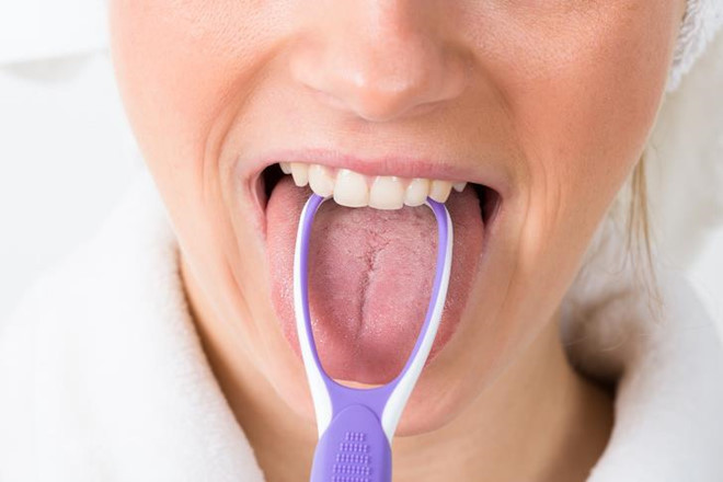 Cạo lưỡi thường xuyên: Lưỡi có thể là nơi sinh sản của vi khuẩn có mùi. Sau khi đánh răng, bạn nên dùng dụng cụ cạo lưỡi riêng biệt. Điều này sẽ giúp loại bỏ vi khuẩn, sản phẩm phụ từ vi khuẩn hoặc mảng bám.