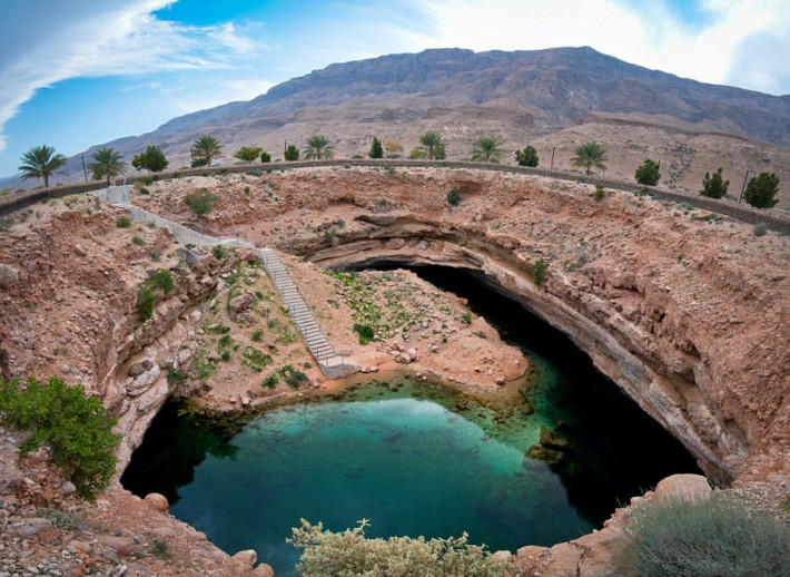 Bahmah, Wadi Shab, Ô-man Một hố chìm tự nhiên trong Công viên Quốc gia Hawiyat thực sự rất đẹp và mang đến trải nghiệm bơi lội tuyệt vời. Được bao quanh bởi sa mạc, hố chìm chứa đầy nước trong vắt, tạo ra một ốc đảo xinh xắn.
