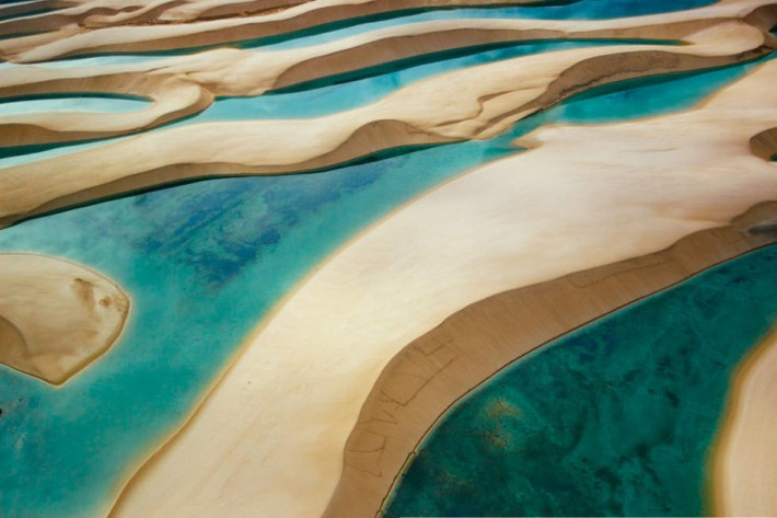 Vườn quốc gia Lençóis Maranhenses, Maranhão, Brazil Là một đầm phá sa mạc được tìm thấy giữa những cồn cát, kỳ quan thiên nhiên này thu hút du khách từ tháng 7 đến tháng 9. Một khung cảnh lộng lẫy bao la, nơi những bãi cát trắng chạy dài thành viền cho làn nước xanh, trong vắt, ấm áp và hoàn hảo để bơi lội.
