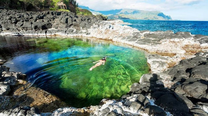 Hồ Queen, Kauaʻi, Hawaii Được tìm thấy ở phía bắc của đảo Kauai, Queen Bath cung cấp một trong những trải nghiệm bơi lội độc đáo nhất mà bạn có thể nghĩ đến. Đập hình thành tự nhiên với kích thước của một hồ bơi rất lớn. Fed bên đại dương, hồ Queen cho phép du khách tận hưởng thoải mái vùng nước ở đây, vì bờ biển đá có thể quá nguy hiểm cho việc bơi lội. Một dòng thác nhỏ chảy gần đó cung cấp nước ngọt để rửa sạch cát và nước mặn sau khi tắm.