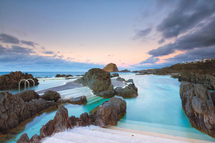 Porto Moniz, Madeira, Bồ Đào Nha Một trong những đặc điểm thú vị và hấp dẫn của ngôi làng là các hồ núi lửa tự nhiên. Toàn bộ quần đảo có nguồn gốc núi lửa, do đó những hồ tự nhiên này khá phổ biến trong số các đảo như vậy. Các hồ bơi bị ngập trong nước mặn, tan băng và rất dễ chịu để bơi.