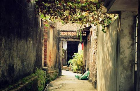 Không xây nhà ở quá gần đường lớn vì đây là vị trí sát thương. Thực tế đã chứng minh điều này là đúng bởi khi xảy ra tai nạn, đặc biệt là va chạm của những xe ô tô, xe tải lớn thì ngôi nhà nằm quá gần đường rất dễ bị ảnh hưởng, thậm chí là sập một góc tường nhà, nguy hại tới tính mạng những người sống trong đó.