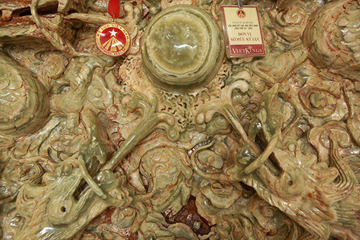 Năm 2012, tác phẩm bằng ngọc nguyên khối này được xác lập kỷ lục "viên ngọc nguyên khối lớn nhất châu Á".
