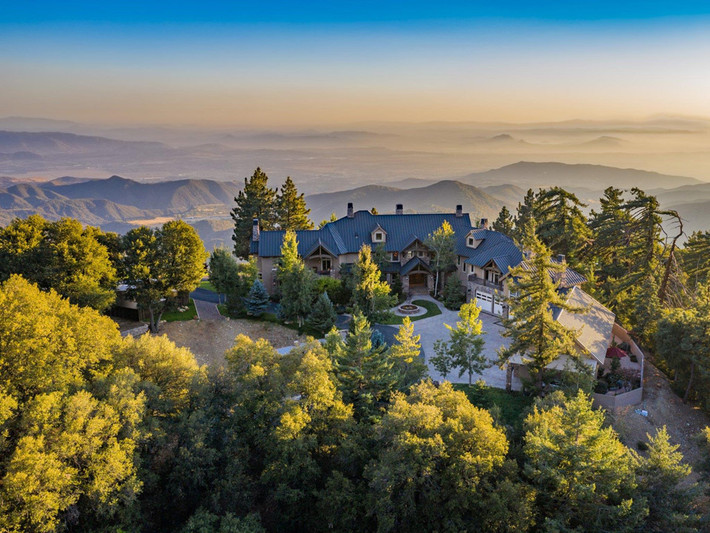 Căn nhà tọa lạc ở trên núi Little San Gorgonio thuộc Oak Glen (California, Mỹ) đang được rao bán với giá 26 triệu USD bao gồm 5 phòng ngủ, hơn 8 phòng tắm cùng nhiều khu vực sinh hoạt chung tiện nghi.