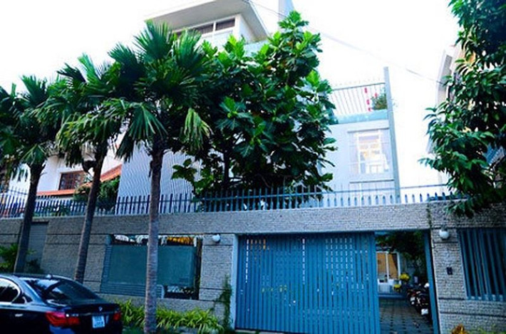 Căn biệt thự của Trương Ngọc Ánh được tọa lạc trên khu đất rộng 500m2 vô cùng hoành tráng. Bước vào căn nhà ai cũng choáng ngợp với phòng khách có sức chứa 100 người.