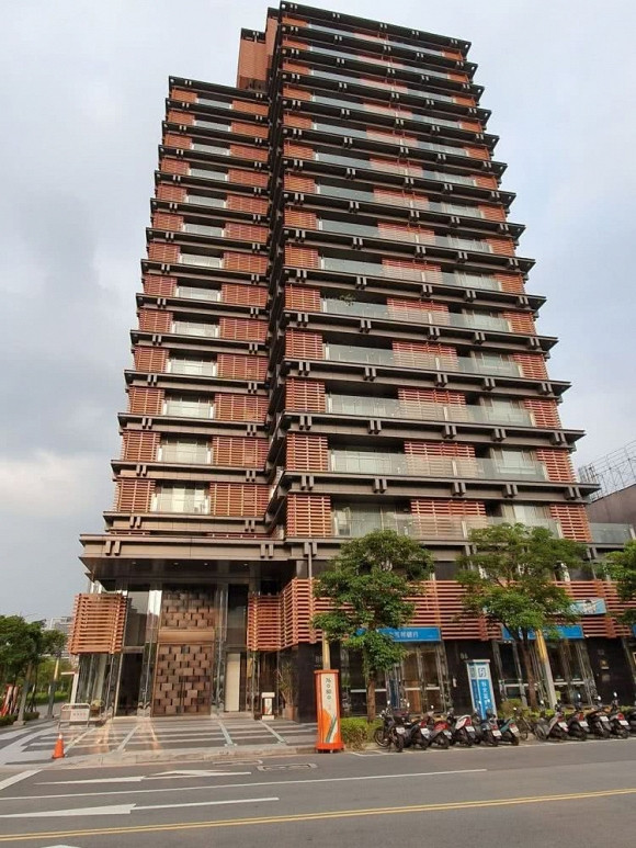 Thực tế, hai vợ chồng Ngô Kỳ Long ở trong khu nhà mà 4 bề xung quanh không có thêm bất cứ toà nhà nào cả. Lối ra vào của bãi đậu xe dưới lòng đất cũng vô cùng bí mật, điều này cản trở paparazzi rất nhiều trong việc tác nghiệp. Trang QQ nhận định, Ngô Kỳ Long đã làm hết sức mình để chăm sóc Lưu Thi Thi, không để cô phải bận tâm quá nhiều tới những chuyện xung quanh.