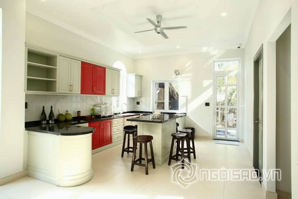 Nói về ý tưởng xây biệt thự, chàng diễn viên điển trai của điện ảnh Việt chỉ khiêm tốn chia sẻ: Ba, mẹ đã già, một đời tần tảo nuôi con và quanh năm ở miệt sông nước, anh muốn báo hiếu để bố mẹ có một căn nhà khang trang, ấm áp, sum vầy bên con cháu tuổi già. Mặc dù bố mẹ xót khi thấy con trai vất vả, phải thường xuyên di chuyển giữa Sài Gòn và Bến Tre để theo dõi tiến độ xây dựng công trình, đảm bảo kiến trúc như bản vẽ… nhưng ông bà rất mãn nguyện và hãnh diện về cậu con trai út của mình.