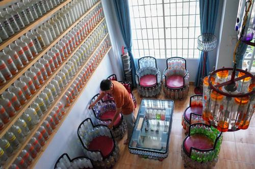 Chiếc giường ngủ của hai vợ chồng được ông Bình làm để kỷ niệm 15 năm ngày cưới. Nó nặng hơn 100 kg, được kết từ hơn 200 vỏ chai và phải mất nhiều ngày mới có thể hoàn thành.