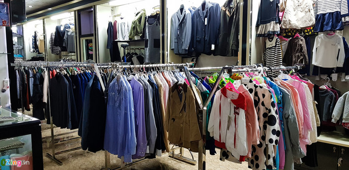 Một cửa hàng lớn bán quần áo ở thủ đô Bình Nhưỡng có diện thích khoảng 50 m2 với nhiều mặt hàng như quần áo nam nữ, giày dép, đồ trang sức, đồ chơi trẻ em...