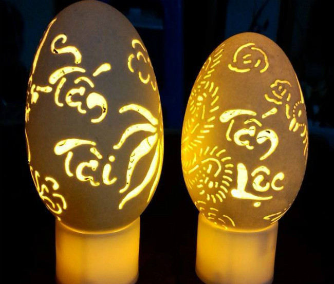 Vỏ trứng làm điêu khắc cũng không cần chọn lựa quá tỉ mỉ. Người khắc nghệ thuật trên trứng sẽ tìm được hình phù hợp cho từng hình dạng của chúng như thon dài hay tròn.