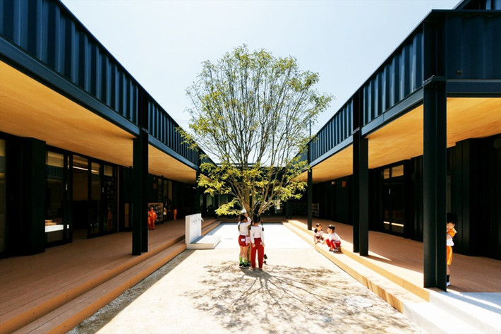 Theo các kỹ sư dày dặn kinh nghiệm, việc sử dụng container làm phòng học là lựa chọn hiệu quả và tiết kiệm nhất. Chúng có thể chịu tải trọng lớn, cũng như chấn động mạnh, đảm bảo an toàn cho giáo viên và học sinh trước thiên tai. Ảnh: Hibino Sekkei