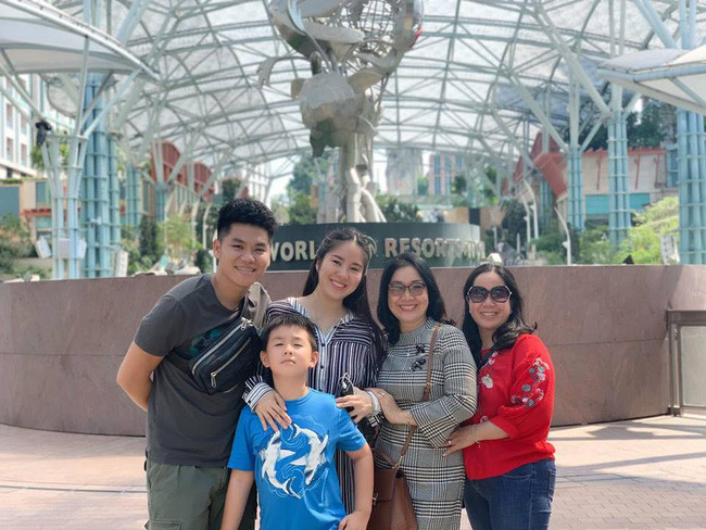 Lê Phương và ông xã Trung Kiên mới đây đã đưa con trai Cà Pháo cùng gia đình sang sang Singapore du lịch. Ngoài ra, cùng đi với gia đình nhỏ còn có được Ngân Khánh, vợ chồng Thúy Diễm và Lương Thế Thành, Dương Cẩm Lynh.