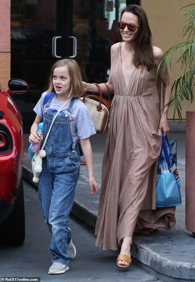 Angelina Jolie tươi cười ra phố ở Los Angeles cùng con gái cưng Vivienne dịp cuối tuần vừa qua.