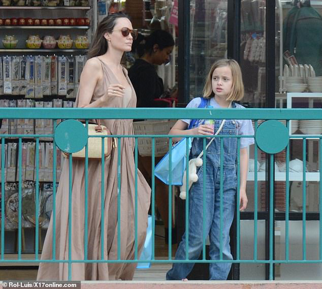 Tuy nhiên, Angelina Jolie lại lộ gương mặt phờ phạc, hốc hác...