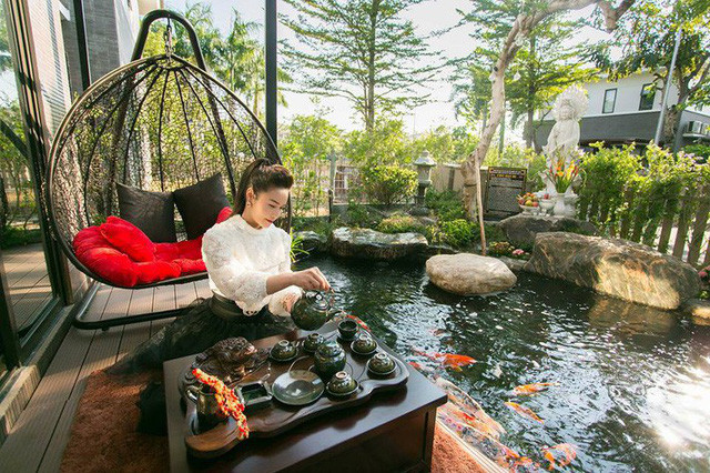 Ca sĩ Nhật Kim Anh thường dành thời gian thư giãn bên khu vườn nhỏ.