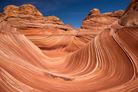 6. Wave Rock, Utah, Mỹ: Cái tên đã diễn tả phần nào về những tảng đá như ngọn sóng tuyệt đẹp. Cảnh quan siêu thực này là điểm du lịch nổi tiếng và thu hút nhất của vùng tây nam nước Mỹ. Kết cấu của Wave Rock là mảng sa thạch Navajo nhiều màu sắc, uốn lượn cong vút xung quanh các tảng đá cổ.