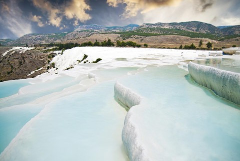 3. Hồ spa thiên nhiên Pamukkale, Thổ Nhĩ Kỳ: Pamukkale là tên gọi một hồ nước nóng tự nhiên chứa nhiều khoáng chất tốt cho cơ thể, được sử dụng như một spa tự nhiên ở Thổ Nhĩ Kỳ. Nét đẹp độc đáo của hồ là tầng tầng lớp lớp những hồ nhỏ được tạo thành từ canxi, tạo nên làn nước xanh biếc. Khu vực này trở thành khu spa tự nhiên từ thời La Mã cổ, khi họ xây dựng thành phố Hierapolis hàng nghìn năm trước.