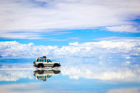 9. Cánh đồng muối Salar De Uyuni, Bolivia: Được hình thành từ sự biến đổi địa chất của nhiều hồ nước thời tiền sử, Salar De Uyuni hiện là cánh đống muối lớn nhất thế giới. Cánh đồng có diện tích lớn, bằng phẳng và phản chiếu, tới đây bạn sẽ cảm nhận khung cảnh như trong một giấc mơ. Ngoài ra, ở đây còn có một khách sạn muối Palacio de Sal với tất cả đồ nội thất và tường đều được làm từ những khối muối.
