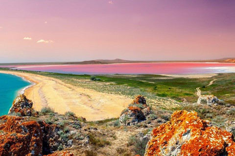8. Hồ Hillier, Australia: Hồ Hillier là hồ nước màu hồng duy nhất trên thế giới. Không ai biết chắc nguyên nhân hồ nước lại có màu kỳ lạ này. Các nhà khoa học phỏng đoán hiện tượng trên có thể bắt nguồn từ các sinh vật dunaliella salina và halobacteria tạo nên. Ngoài ra, một phỏng đoán khác là do vi khuẩn halophilic sống trong lớp vỏ muối của tạo thành. Dù gì đi nữa, hồ Hillier cũng rất an toàn và bạn có thể thoải mái bơi lội.
