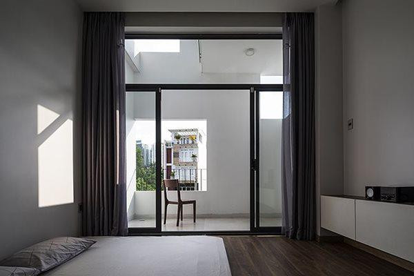 Phòng ngủ của bố mẹ được thiết kế mở với khá nhiều cửa kính, tạo cảm giác rộng rãi hơn.
