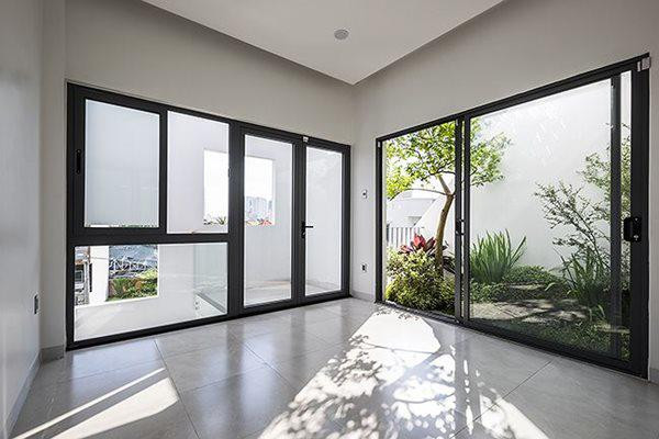 Phòng ngủ của các con kết nối với phòng của bố mẹ qua một bậc cầu thang dài. Từ phòng bố mẹ có thể quan sát các con vui chơi hay học tập.