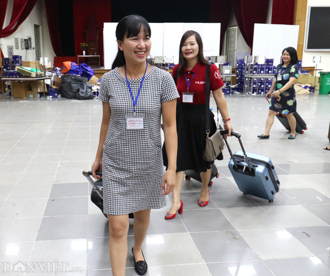 Những cán bộ vui mừng khi được bước chân ra ngoài sau 14 ngày cách ly.